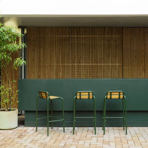 Tabouret de bar Vig Wood bois naturel / H 75 cm - Normann Copenhagen - Vert foncé / Bois - Acier thermolaqué, Bois de robinier huilé
