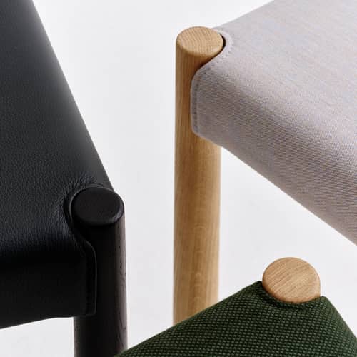 Chaise rembourrée Pack 11 / Dossier contreplaqué - Hay - Cuir noir (Grano) / Noir - Chêne laqué, Mousse, Tissu