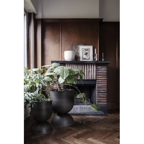 Blumentopf Hourglass Large metall schwarz / Metall - Ø 50 x H 73 cm - Ferm Living - H 73 cm / Schwarz - Gealtertes Metall