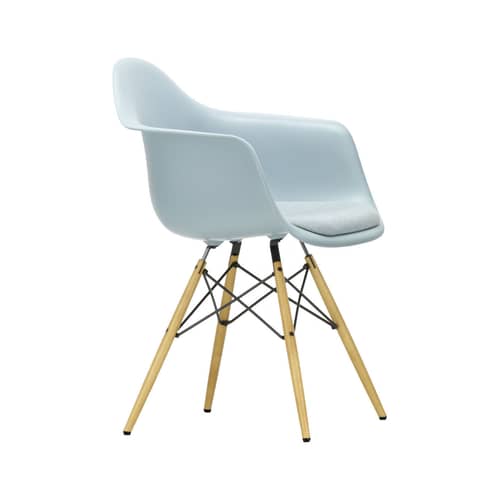 Poltrona RE DAW - Eames Plastic Armchair materiale plastico blu / (1950) - Gambe legno chiaro - Seduta imbottita / Riciclata - Vitra - Cuscino grigio blu / blu ghiaccio / acero giallo - Acero massiccio, Espanso, Plastica riciclata post-consumo, Tessuto Hopsak