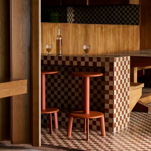 Sgabello alto girevole Massif AV39 legno rosso / H 65 cm - &tradition - Rosso-arancio / Rosso-arancio di base - Acciaio termolaccato, Massello di quercia colorato
