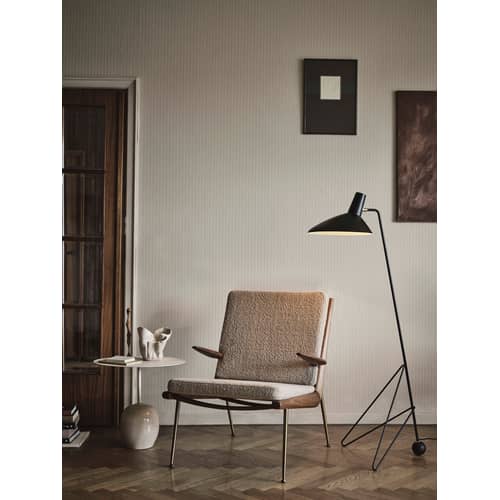 Fauteuil rembourré Boomerang HM2 (1956) tissu blanc beige bois naturel / Avec accoudoirs - Noyer - &tradition - Beige (Karakorum) / Noyer & laiton - Laiton, Mousse HR, Noyer massif, Tissu