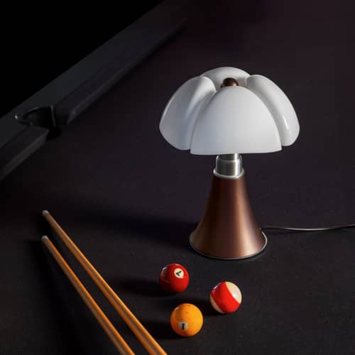 Lampada da tavolo Minipipistrello LED materiale plastico marrone / H 35 cm - Gae Aulenti, 1965 - Martinelli Luce - Bronzo - Acciaio cromato, alluminio verniciato, Metacrilato opalino