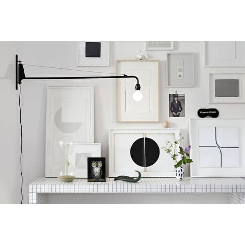 Applique avec prise Petite Potence / Jean Prouvé (1947) - L 104 cm - Vitra - Noir Intense - Acier époxy