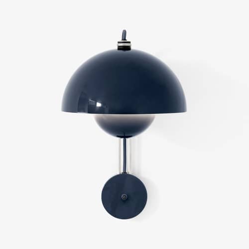 Applique avec prise Flowerpot VP8 métal bleu / Verner Panton, 1968 - &tradition - Bleu acier - Acier
