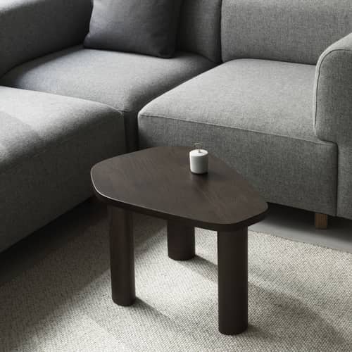 Tavolino Sculp Small legno marrone / 65 x 45,5 x H 39 cm - Normann Copenhagen - 65 x 45,5 x H 39 cm / Marrone - Frassino massello tinto
