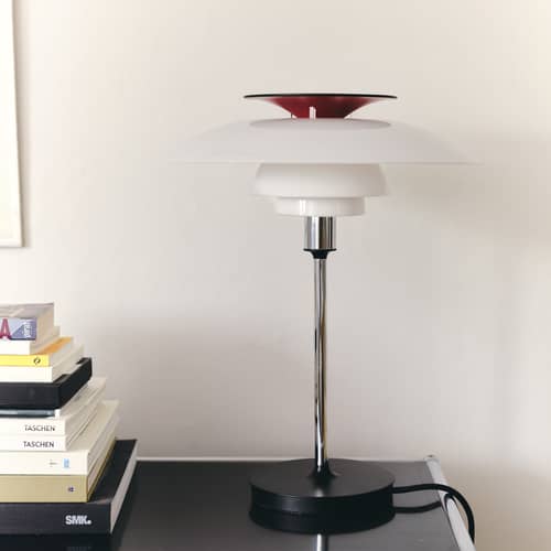 Lampe de table PH 80 / 1974 - Louis Poulsen - Blanc opalin & rouge/ Pied chromé & noir - Acrylique opalin, Aluminium