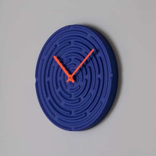 Wanduhr Minos keramik blau / Keramik - Ø 42 cm - raawii - Blau - Aluminium, emaillierte Fayence