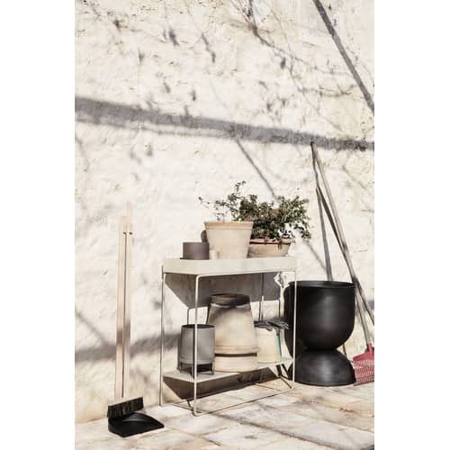 Jardinière sur pied Plant Box Two métal beige / Rangement - 2 niveaux  - L 80 x H 75 cm x Prof. 25 cm - Ferm Living - Beige Cachemire - Acier laqué époxy