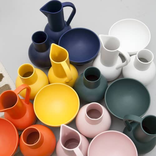 Karaffe Strøm Medium keramik orange / 1,5 L - H 24 cm - Handgefertigt - raawii - Strong Korallenrot - emaillierte Keramik