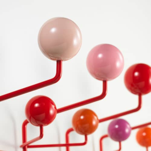 Portemanteau mural Hang it all rouge / Eames (1953) - Vitra - Tons chauds - Acier, Bois massif