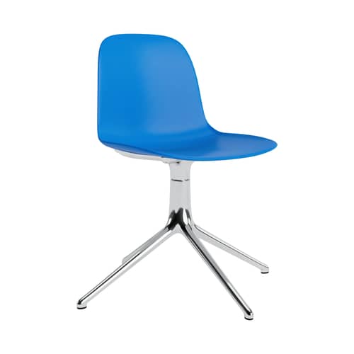 Chaise pivotante Form 4L plastique bleu - Normann Copenhagen - Bleu éclatant / Pied alu - Aluminium poli, Polypropylène