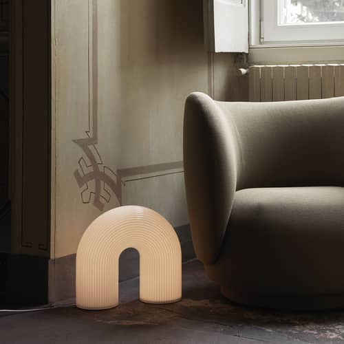 Lampe à poser Vuelta LED verre blanc / L 40 x H 36 cm - Ferm Living - Blanc - Laiton massif, Verre opalin strié