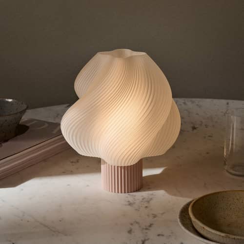 Lampe sans fil rechargeable Soft Serve rose - CRÈME ATELIER - Sorbet Fraise des bois / blanc - PLA recyclé