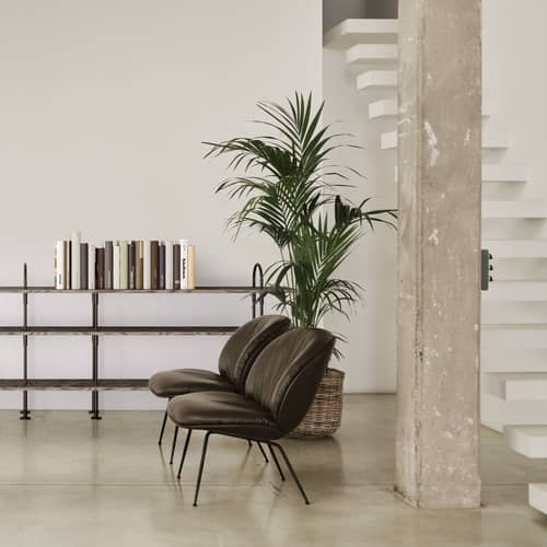 Fauteuil bas Beetle Soft cuir marron - Gubi - Cuir café / Pieds noirs -  Ouate, Acier, Cuir, Mousse, Plastique recyclé