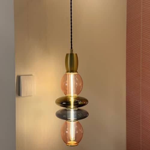 Léonor Vertical Pendant glass grey / Ø 15 x H 39.7 cm - ELEMENTS LIGHTING - Smoke / Pink / Gold - Aluminium, Glass