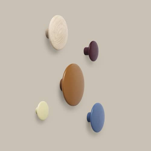 Patère The Dots Wood Large / Bois - Ø 17 cm - Muuto - Bordeaux - Frêne teinté