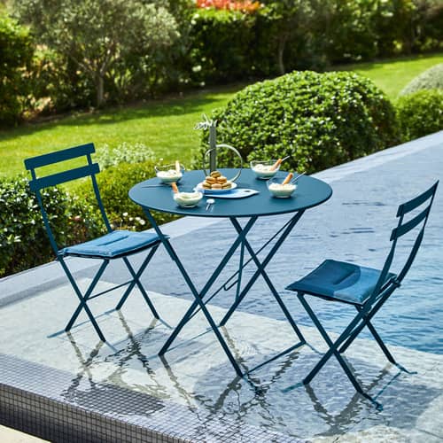Table pliante Bistro métal beige / Ø 77 cm - 3/4 personnes - Trou parasol - Fermob - Beige latte - Acier laqué