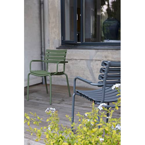 Fauteuil empilable ReCLIPS plastique vert / Accoudoirs métal - Plastique recyclé - Houe - Vert Olive - Aluminium thermolaqué, Plastique recyclé