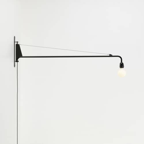 Petite Potence Wall light with plug metal black / Jean Prouvé (1947) - L 104 cm - Vitra - Intense Black - Epoxy steel