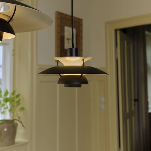 Suspension PH 5 Mini métal noir / Black edition 2025 - Ø 30 cm - Louis Poulsen - Monochrome noir / Tiges bordeaux - Aluminium laqué
