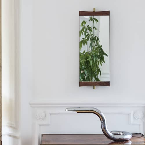 Wandspiegel Vanity 1 holz natur / L 28 x H 73,8 cm - Schwenkbar - Gubi - L 28 x H 73,8 cm - Glas, Messing, Nussbaumfurnier