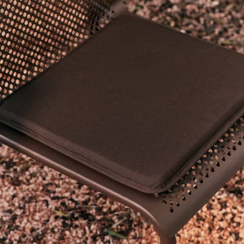 Chaise empilable Dapple / Perforé - Ferm Living - Chocolat foncé - Acier galvanisé thermolaqué