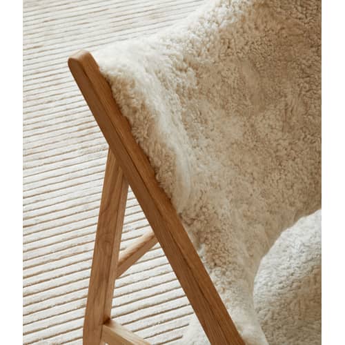 Fauteuil rembourré Knitting tissu bois blanc / Peau de mouton - Réédition 1951 - Audo Copenhagen - Blanc / Chêne clair - Chêne massif, Mousse, Peau de mouton