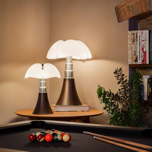 Lampe de table Pipistrello / H 66 à 86 cm - Gae Aulenti, 1965 - Martinelli Luce - Bronze - Acier chromé, Aluminium verni, Méthacrylate opalin