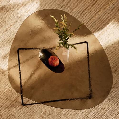 Table basse Pedrera verre texturé / 106 x 86 cm - Réédition 1955 - Gubi - Verre bronze (texturé) / Pied noir - Acier, Verre trempé texturé