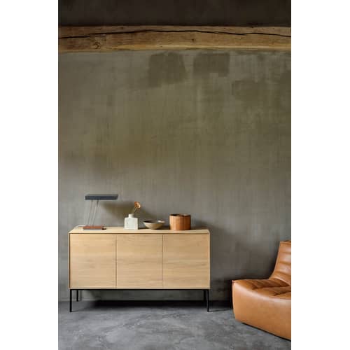 Buffet Whitebird noir bois naturel / Chêne massif - L 150 cm / 3 portes - Ethnicraft - Chêne / Pieds noirs - Chêne massif, Métal verni