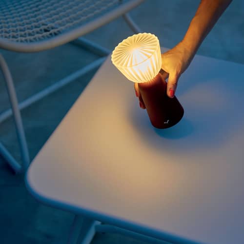 Kabellose, wiederaufladbare Außenlampe Swiing LED metall gelb / H 20 cm - Fermob - Lebkuchen - Aluminium, Polykarbonat, Recyceltes ABS