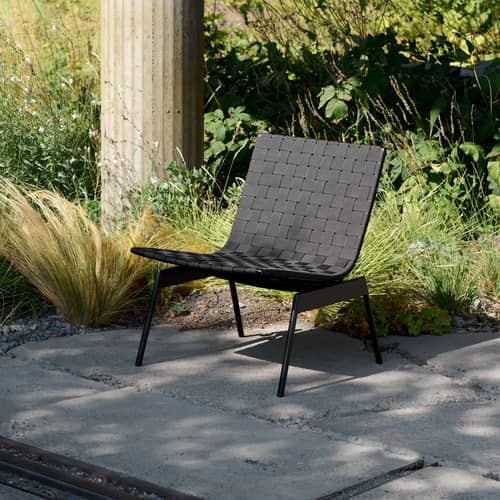 Fauteuil bas Ville AV44 tissu noir - &tradition - Noir chaud - Acier thermolaqué, Sangles polyester
