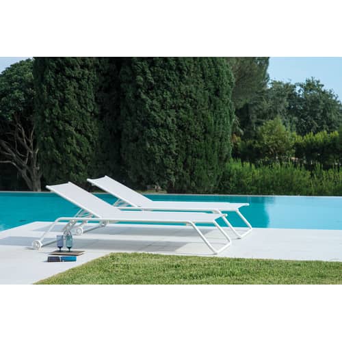 Schrägstellbarer Liegestuhl mit Rollen Snooze metall beige / Stapelbar – auf Rollen - Emu - Beige / Gestell taupe - gefirnister Stahl, Technisches Gewebe