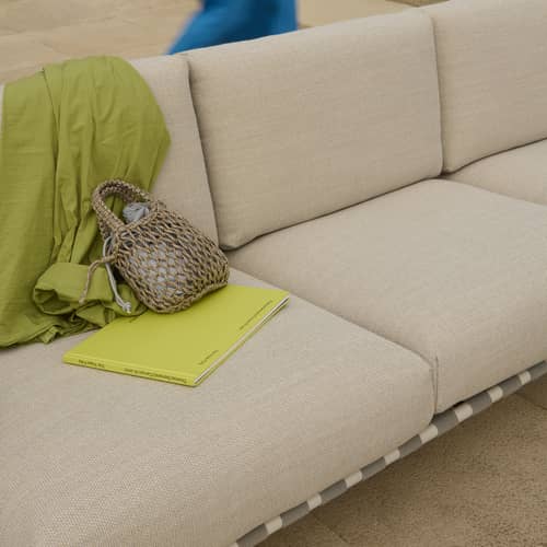 Divano da giardino a 3 posti Settle tessuto bianco / L 218,5 cm - Muuto - Tessuto Grigio / Ecrù (Laze 1) - Acciaio, Cinghia in poliestere, Espanso, Mogano, Tessuto per esterni