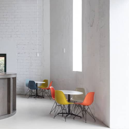 Stuhl RE DSR - Eames Plastic Side Chair plastikmaterial rot / (1950) - Beine schwarz / recycelt - Vitra - Klatschmohnrot / Beine schwarz - Epoxid-lackierter Stahl, Recycelter Kunststoff (Post-Consumer)