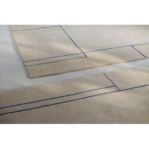Teppich Cruise AP12 textil weiß beige / 200 x 300 cm - Handgewebt - &tradition - Wüstenbeige / Blaue Linien - Bambusseide, Viskose, Wolle
