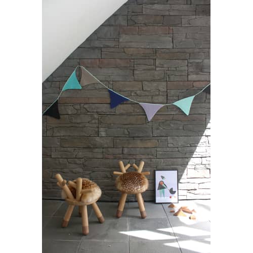 Chaise enfant Bambi tissu marron beige bois naturel / H 40 cm - EO - Faon - Chêne massif, Fourrure synthétique, Mousse, Noyer massif
