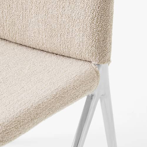 Chaise rembourrée Kape IF7 tissu beige - &tradition - Tissu beige (Barnum 101) / Pieds chromés - Aluminium, Bois certifié FSC, Mousse, Tissu