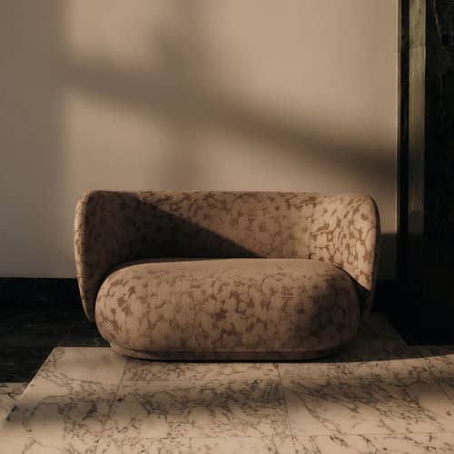 Sofa 2 Sitzer  Rico textil beige / L 148 cm - UK-Version - Ferm Living - Taupe Blumenmuster (Stoff Cilla) - Gewebe, Holz, Schaumstoff