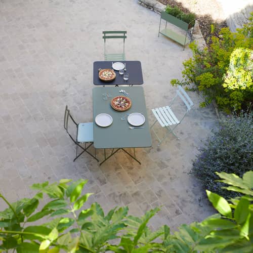 Table pliante Bistro métal beige / 117 x 77 cm - 6 personnes - Trou parasol - Fermob - Beige latte - Acier laqué
