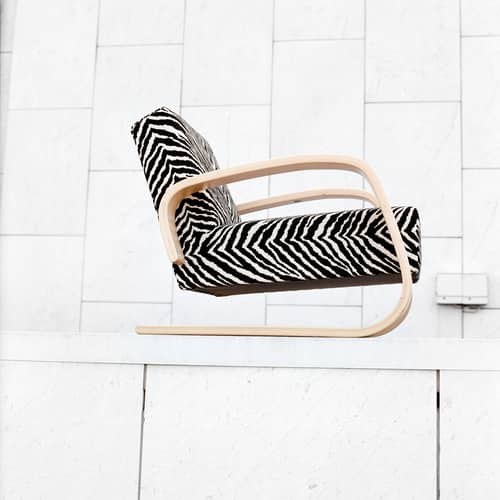 Fauteuil rembourré 400 Tank tissu noir / Alvar Aalto, 1936 - ARTEK - Tissu Zebra / Structure bouleau - Lamellé-collé de bouleau, Mousse, Tissu