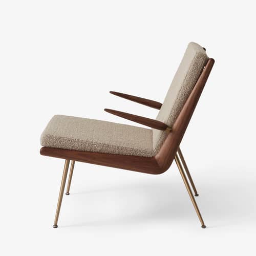 Fauteuil rembourré Boomerang HM2 (1956) tissu blanc beige bois naturel / Avec accoudoirs - Noyer - &tradition - Beige (Karakorum) / Noyer & laiton - Laiton, Mousse HR, Noyer massif, Tissu