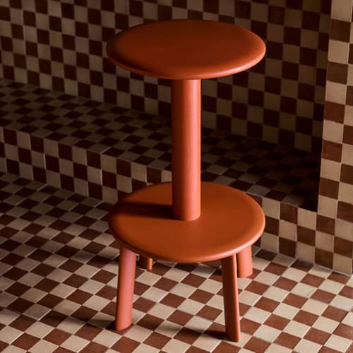 Massif AV39 Swivel bar stool wood red / H 65 cm - &tradition - Red-orange / Red-orange base - Powder coated steel, Tinted oak wood