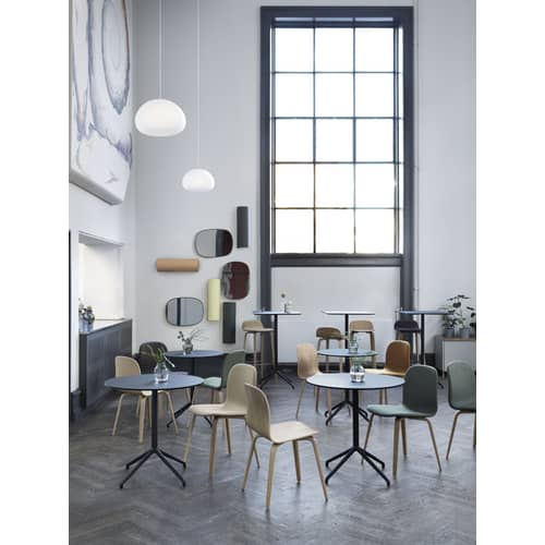 Tavolo bar alto Still Café materiale plastico nero / Ø 75 x H 95 cm - Linoleum - Muuto - Nero - Acciaio, Ghisa di alluminio, MDF rivestito in linoleum