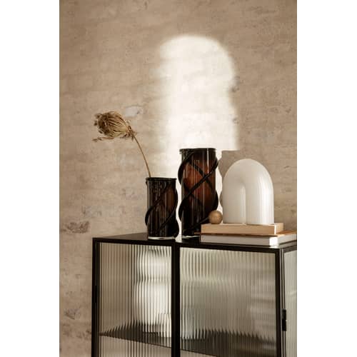 Vitrine Haze metall glas schwarz / L 70 x H 155 cm - Riffelglas - Ferm Living - Schwarz / Riffelglas - epoxy-beschichtetes Metall, Geriffeltes Glas
