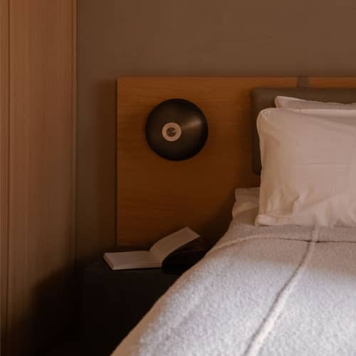 Wandleuchte Reverse LED metall braun / Touch Variator - Audo Copenhagen - Messing Brüniert / Beige - Aluminium, Roher Travertin