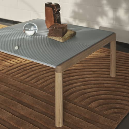Couchtisch Couple keramik blau / 84.4 x 80 x H 40 cm - Beidseitig verwendbare Steinzeug-Tischplatte - Muuto - Blassblau / Eiche - geölte Eiche, Steinzeug