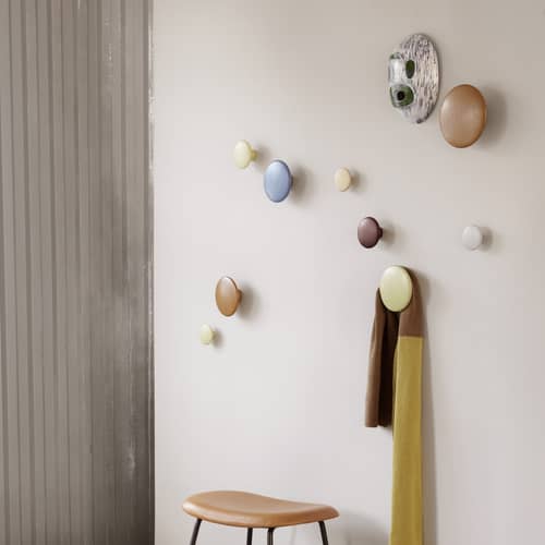 Patère The Dots Wood XS / Bois - Ø  6,5 cm - Muuto - Marron foncé - Frêne teinté