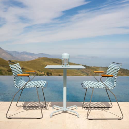 Fauteuil Click Dining plastique bleu / Accoudoirs bambou - Houe - Bleu Dusty - Acier thermolaqué, Bambou, Polypropylène